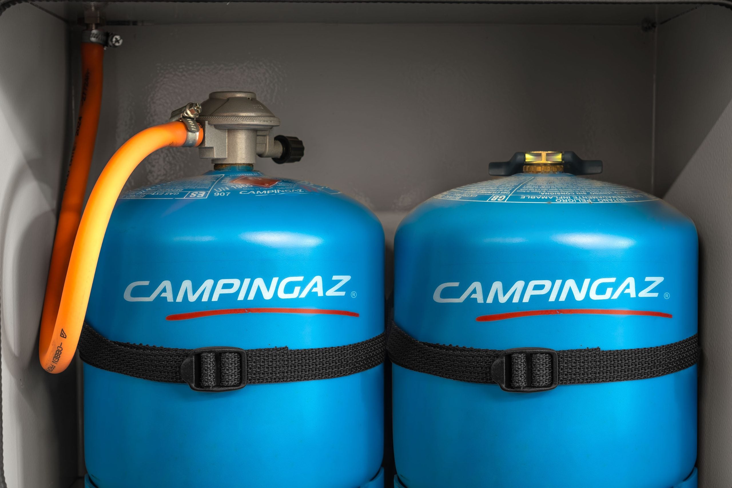 DOUBLE 904 907 CAMPING GAZ STEEL GAS LOCKER KIT WITH CAMPING GAS REGULATOR (GREY)