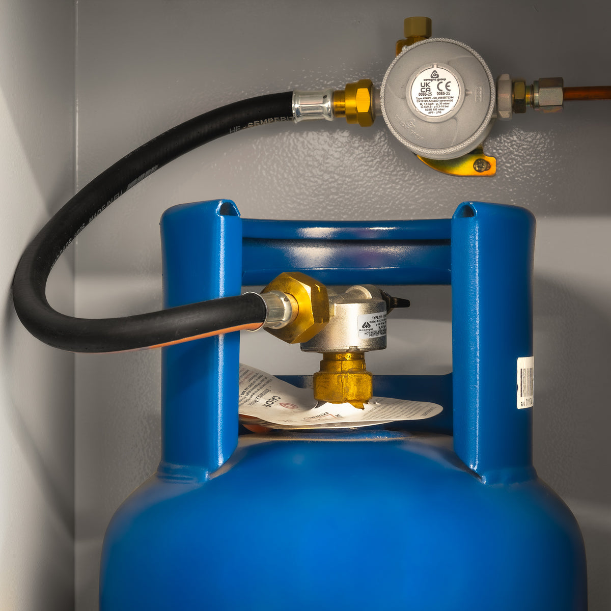 7KG BUTANE GAS LOCKER KIT WITH BULKHEAD REGULATOR (GREY)