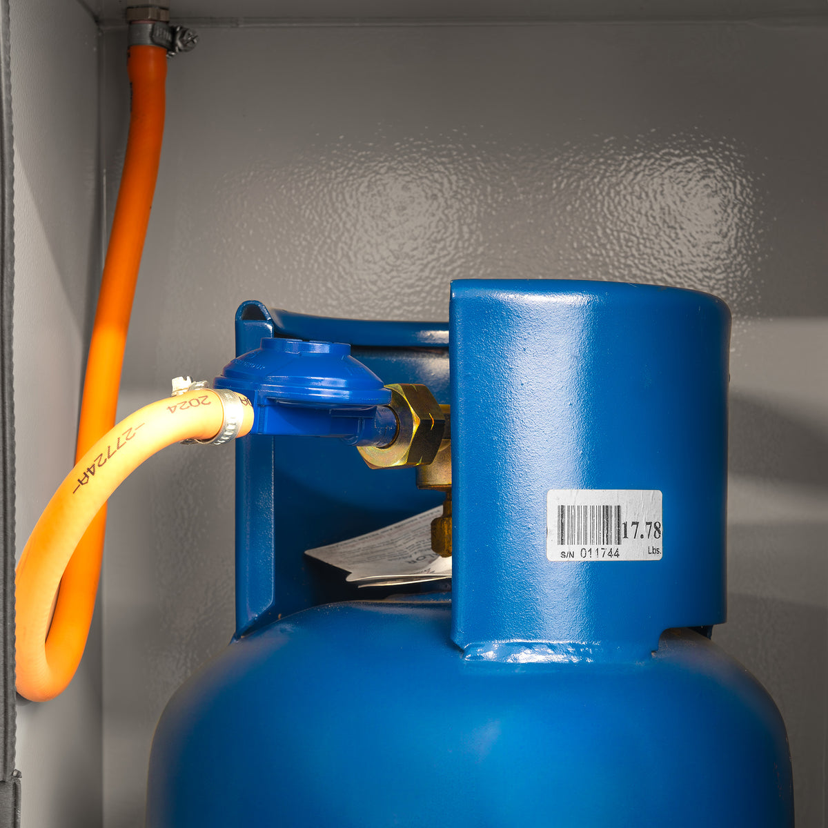 7KG GAS LOCKER KIT WITH SCREW-ON BUTANE ADAPTER (GREY)